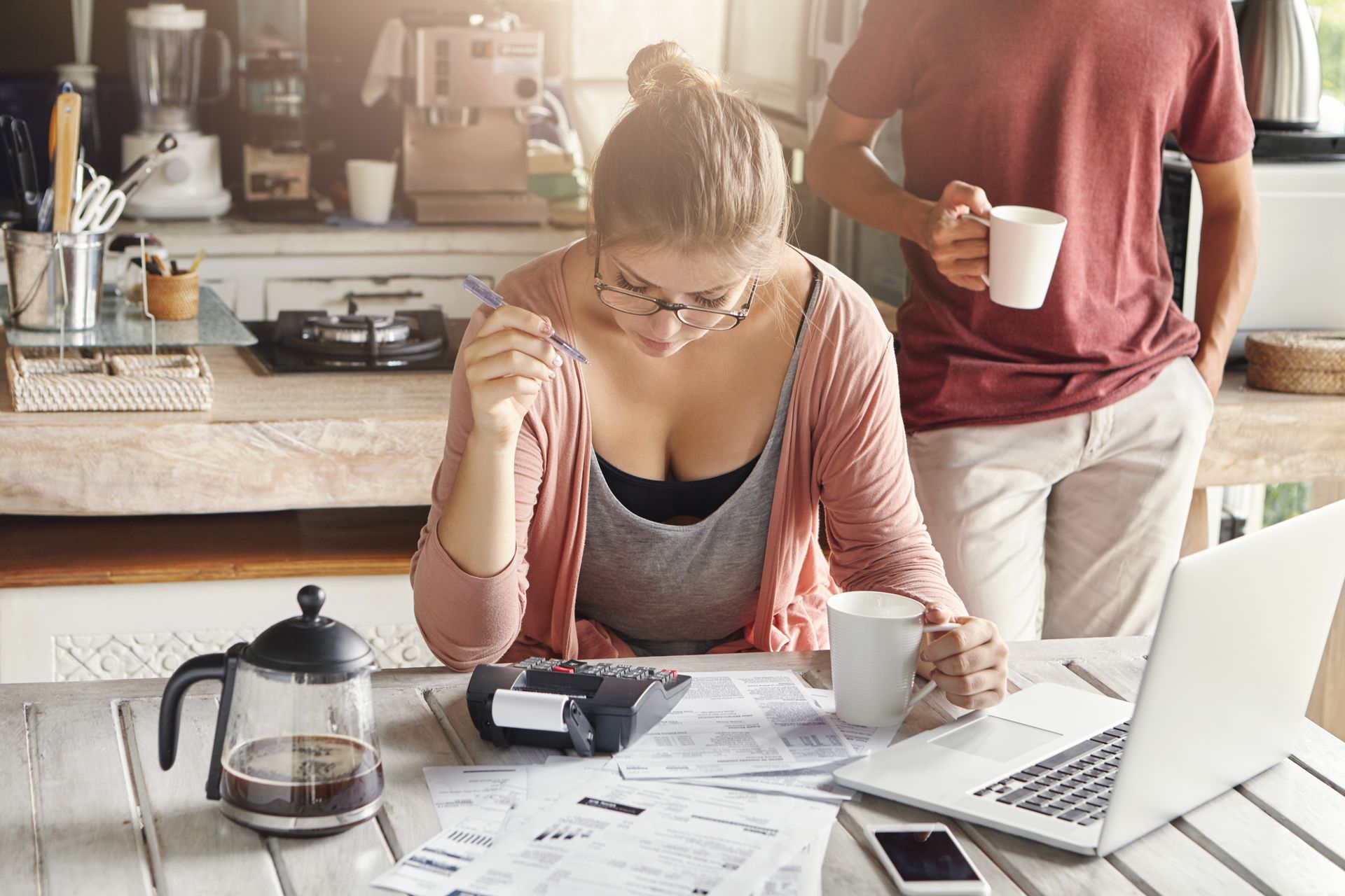 Couple étudiant ses dépenses à la maison